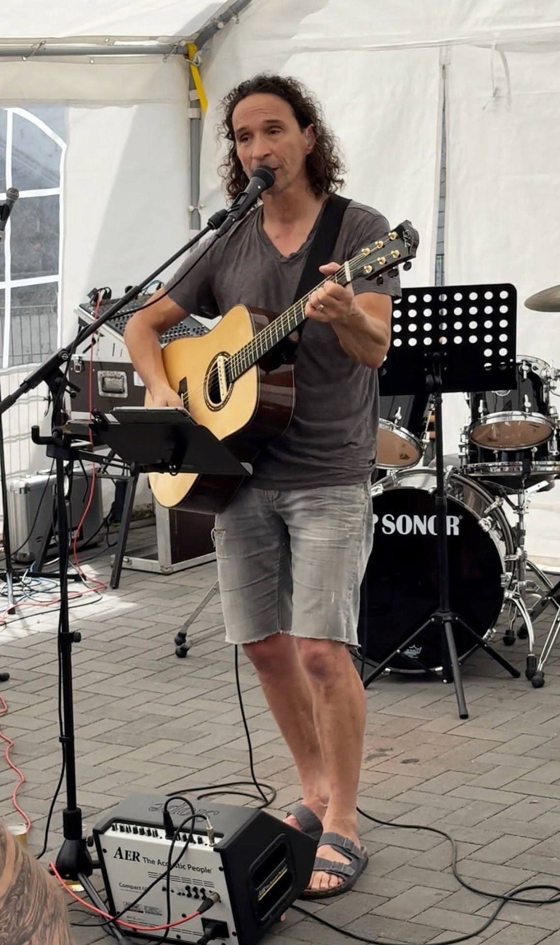 Auch der im Nachbardorf Hostel lebende Kölschrockstar Stephan Brings ließ sich von den Eicksern nicht zweimal bitten, beim Pfingstsonntagsnachmittagsprogramm in die Saiten zu greifen. Foto: Tanja Hüllenkrämer/pp/Agentur ProfiPress