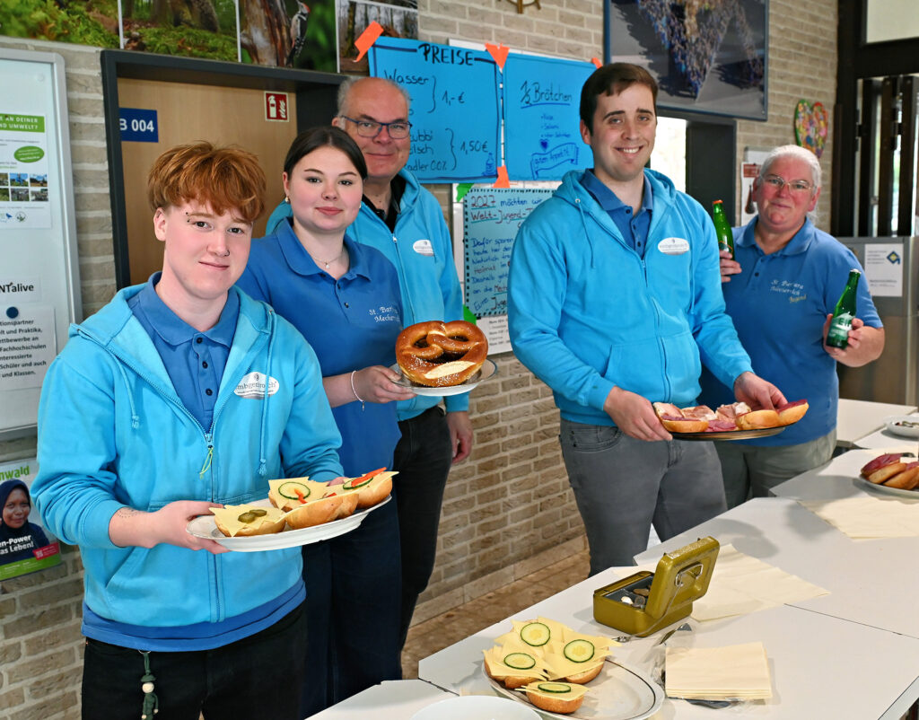 Die Weltjugendtagsgruppe des Pastoralen Raums Mechernich übernahm das Catering. Der Erlös kommt den Jugendlichen zugute, die sich auf den Weg zum Weltjugendtag nach Südkorea machen wollen. Foto: Cedric Arndt/pp/Agentur ProfiPress