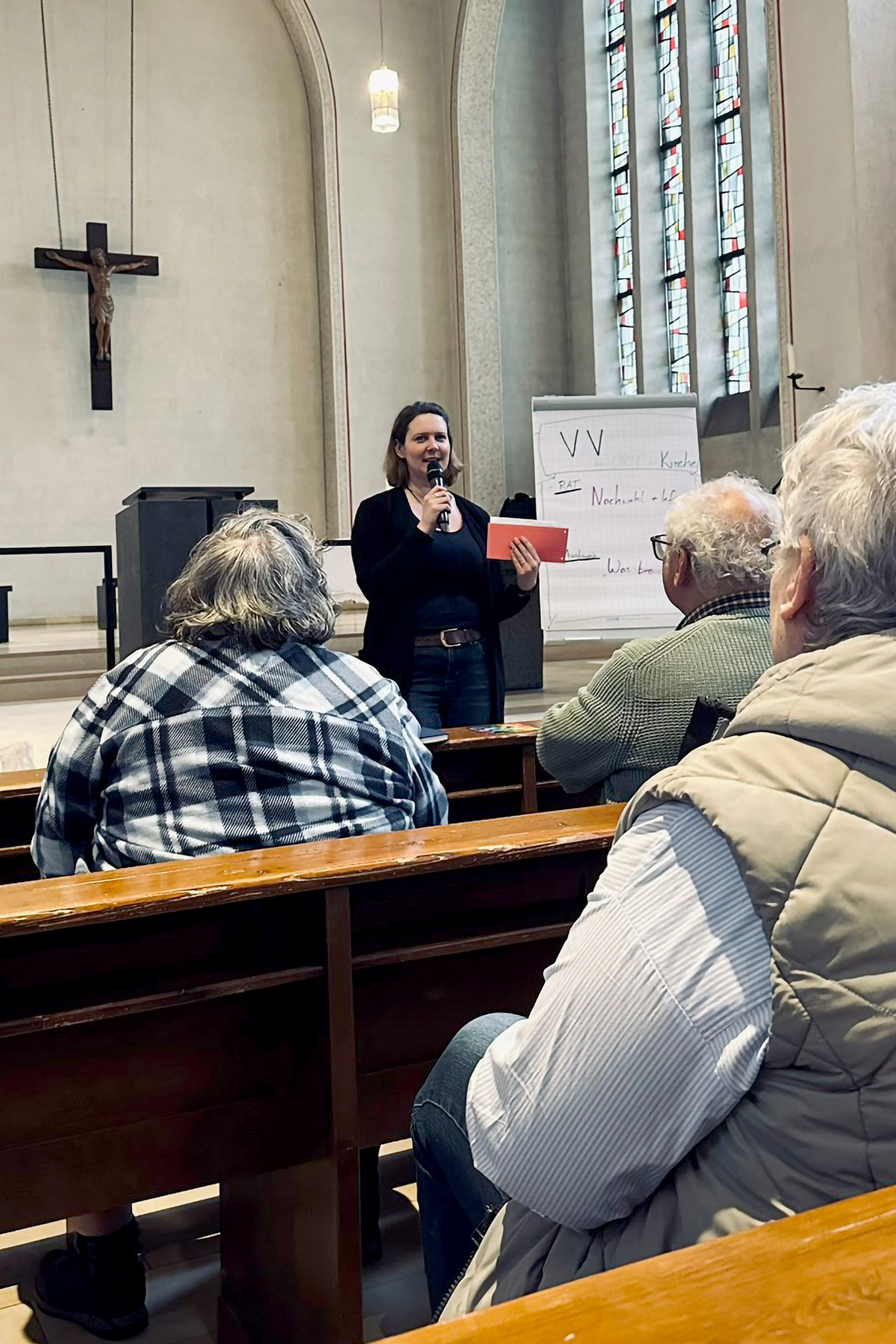 Pastoralreferentin Linda Schmitt-Thees leitete die Versammlung, in der es einerseits um Zukunftsimpulse ging, andererseits um Ergänzungswahlen für den Rat des Pastoralen Raumes. Foto: Cordula Waberzeck/pp/Agentur ProfiPress