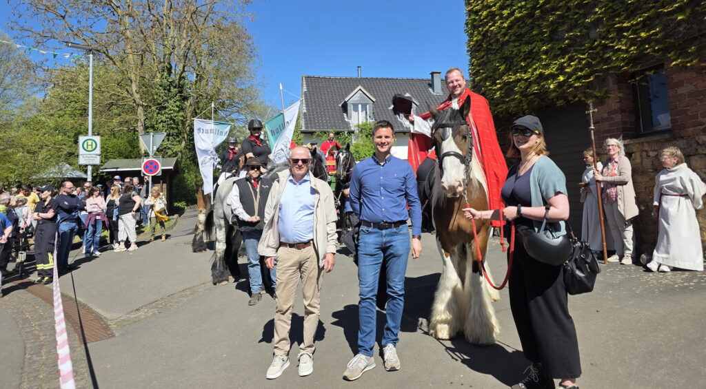 Vor dem Start des traditionellen Kallmuther St. Georgsrittes: Pfarrer Thomas Schlütter, der Festprediger, hoch zu Ross, davor (v.l.) der aus Kalenberg stammende Vize-Landrat Ralf Claßen, Mechernichs Bürgermeister Michael Fingel und Pastoralreferentin Linda Schmitt-Thees. Rechts in der Mitte der Messdienerinnen als Kreuzträgerin die Lektorin Gabi Schramm. Foto: Manfred Lang/pp/Agentur ProfiPress