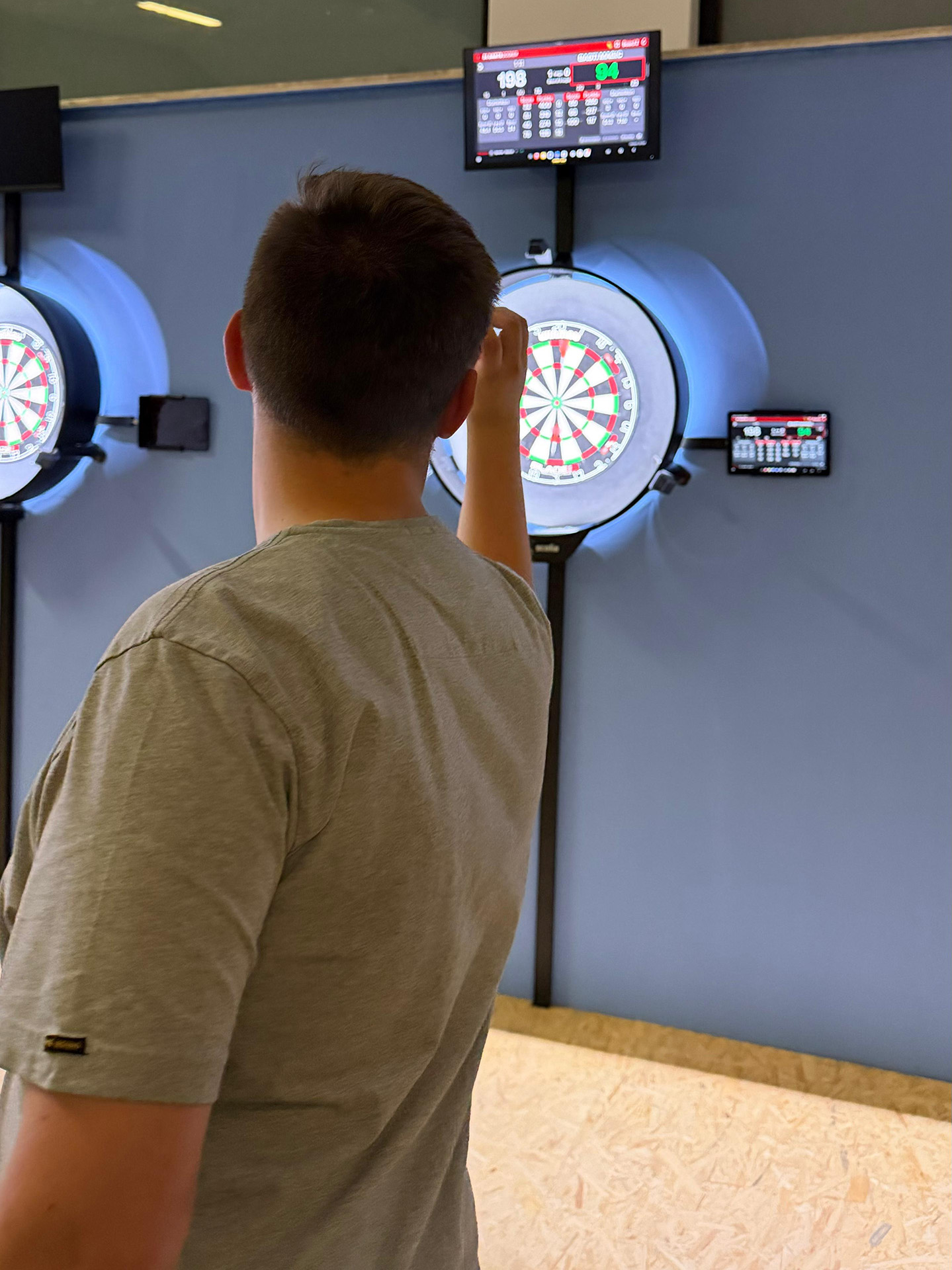 Topmodern und kurz vor den ersten Events: die große Darthalle im „Eifeltor Erlebnispark“ bei Kommern bietet unter anderem moderne „Scolia“-Technik, zehn Boards und Live-Score per Beamer. Foto: Eifeltor Erlebnispark/pp/Agentur ProfiPress