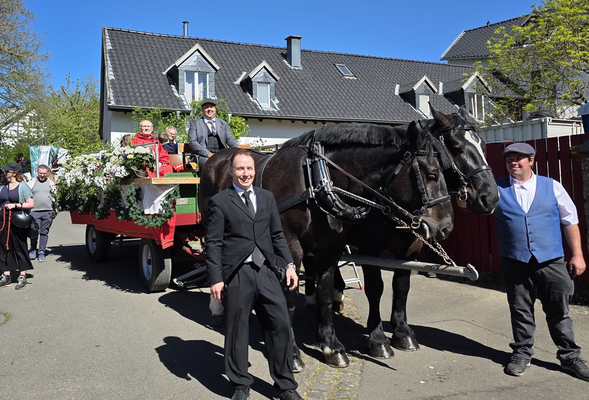 Mit den beiden Kaltblutwallachen „Zeus“ und „Thor“ zogen dem Namen nach ausgerechnet zwei heidnische Gottheiten den Sakramentenwagen mit dem Allerheiligsten nach der Heiligen Messe und der Pferdesegnung vom Georgspütz zurück ins Dorf. Dort wurden die vorüberziehenden Pilger nochmals mit der Monstranz gesegnet. Vorne Stefan Werner (r.) und Guido Adler. Foto: Manfred Lang/pp/Agentur ProfiPress