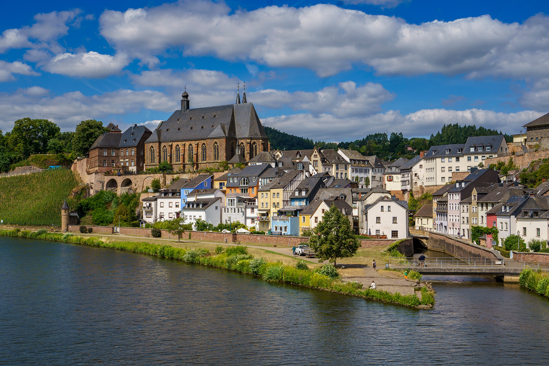 Nachmittags kann man dann das Städtchen Saarburg mit seinem idyllischen Wasserfall entdecken. Foto: Silvia Heider/pixabay/pp/Agentur ProfiPress