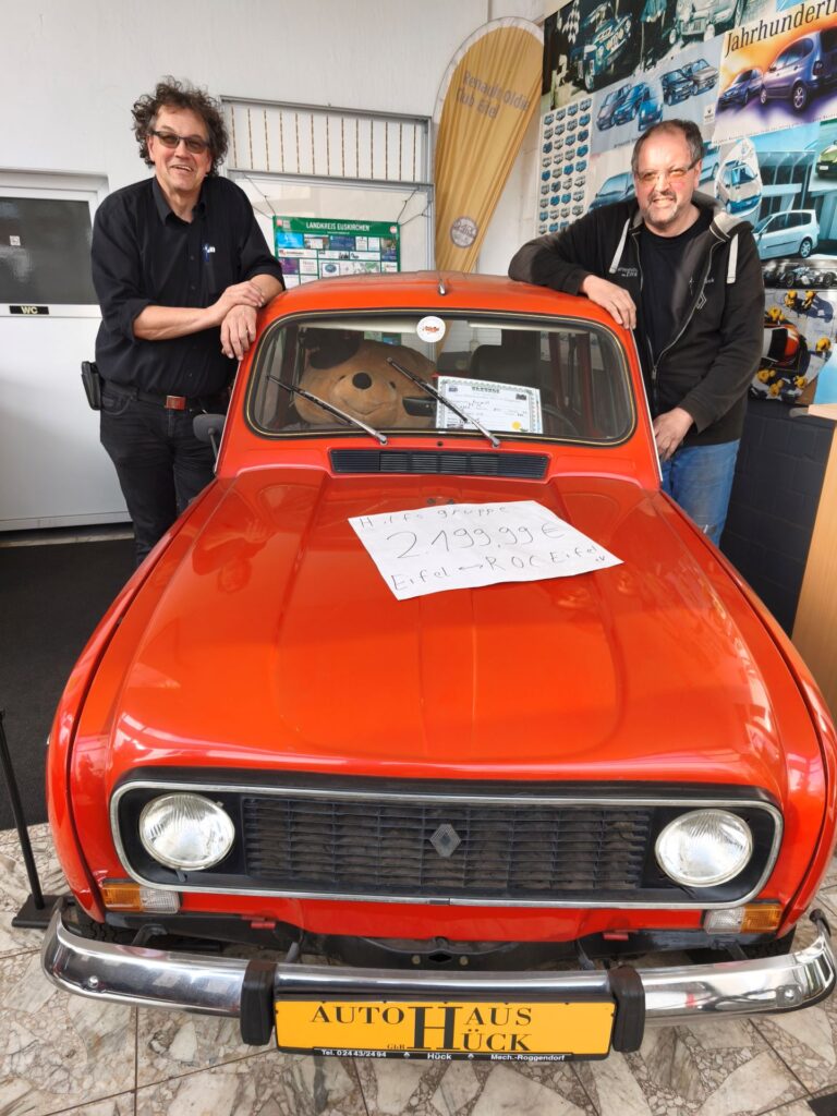 Altes Schätzchen: Im familieneigenen Autohaus posieren André und Jörn Hück gemeinsam vor einem knallroten R-4 aus den Siebzigern. Foto: Kerstin Rottland/pp/Agentur ProfiPress