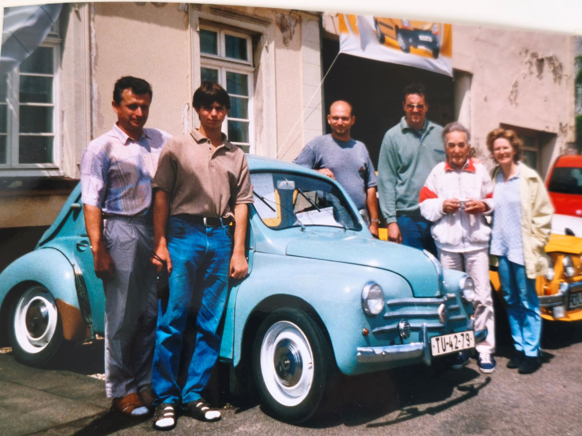 Die weiteste Anfahrt: Mit ihrer „Cremeschnitte“, einem Renault 4 CV, Baujahr 1960, kam diese Prager Familie gemütlich nach Roggendorf getuckert. Foto: Kerstin Rottland/pp/Agentur ProfiPress
