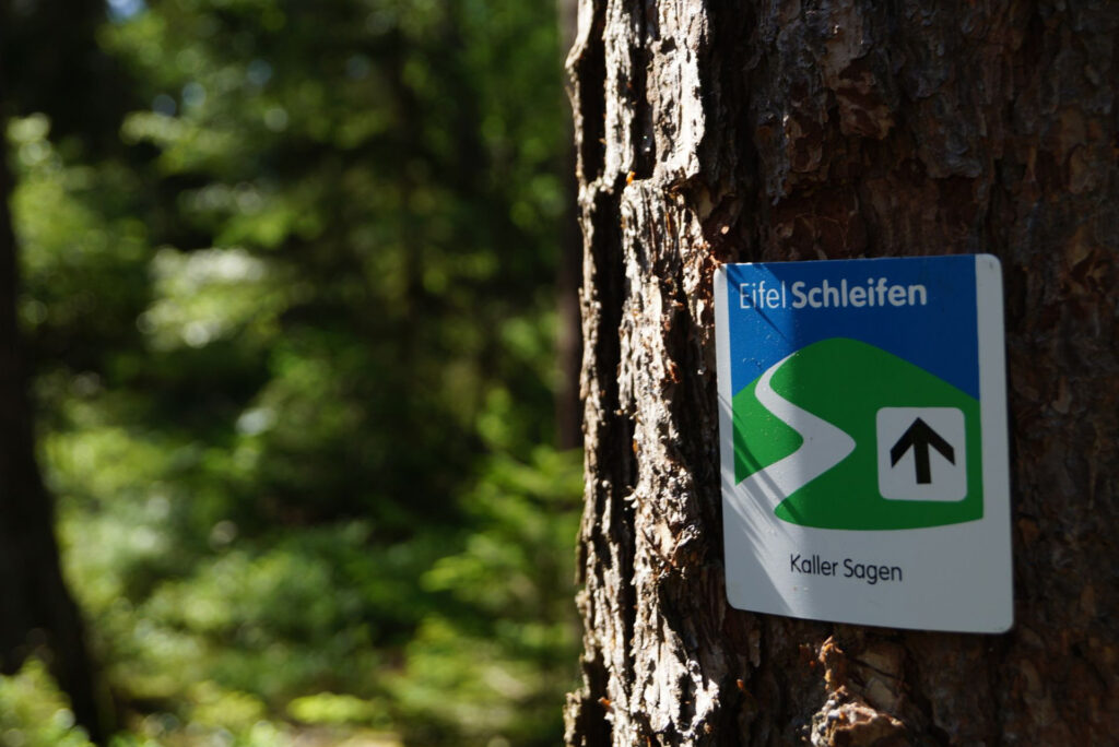 Wer die EifelSchleife „Kaller Sagen“ erleben möchte, kann einfach den kleinen Schildern am Wegesrand folgen. Foto: NeT/pp/Agentur ProfiPress