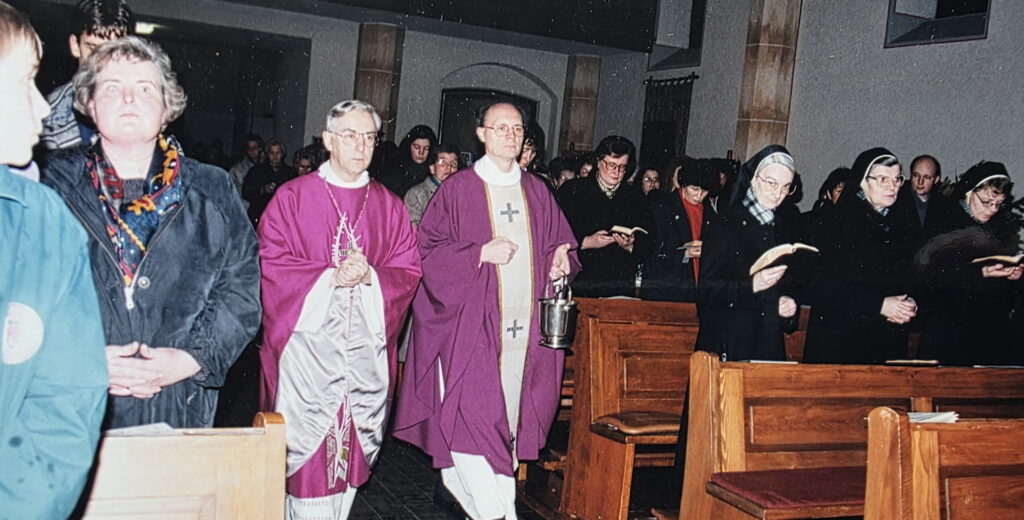 Mit dem Aachener Weihbischof Karl Reger (l.) in seiner Zeit als Pfarrer von St. Josef in Vossenack (1988 – 1997) auf dem Weg zur Altarweihe. Foto: Privat/pp/Agentur ProfiPress
