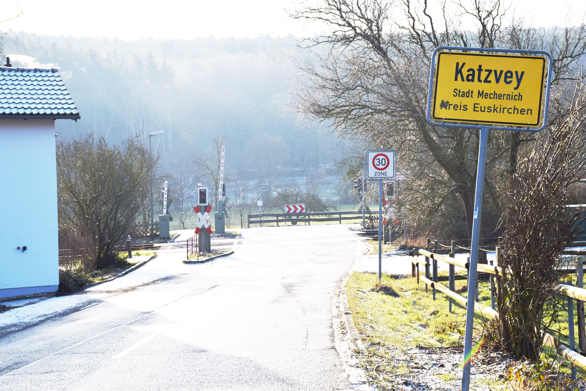Aufgrund einer ständigen Fehlermeldung müssen in einer kurzfristigen Maßnahme in der kommenden Nacht von Freitag auf Samstag zwei Schrankenantriebe am Bahnübergang Katzvey ausgetauscht werden. Archivfoto: Kirsten Röder/pp/Agentur ProfiPress