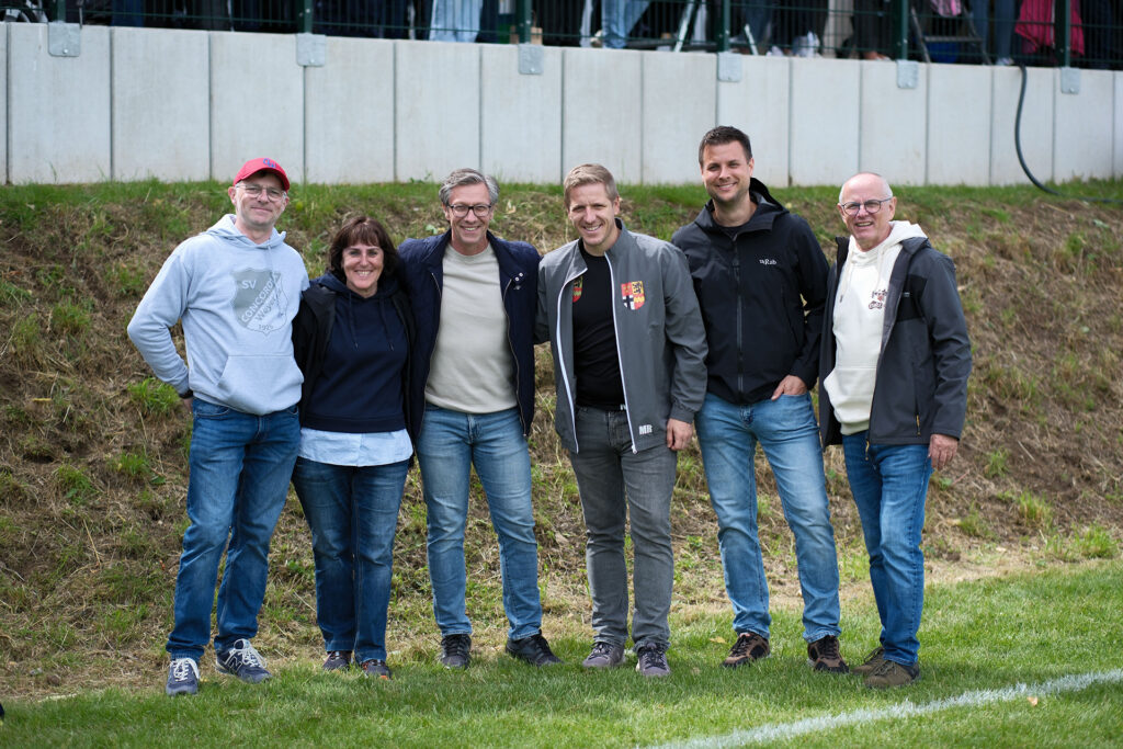 An der Seitenlinie: Concordia-Vorsitzender Jürgen Wassong (v.l.), die Fußballkreis-Vorsitzende Doris Mager, FVM-Vorstand Christos Katzidis, Landrat Markus Ramers, Bürgermeister Michael Fingel und Vize-Landrat Ralf Claßen. Foto: David Rosenbaum/Concordia Weyer/pp/Agentur ProfiPress