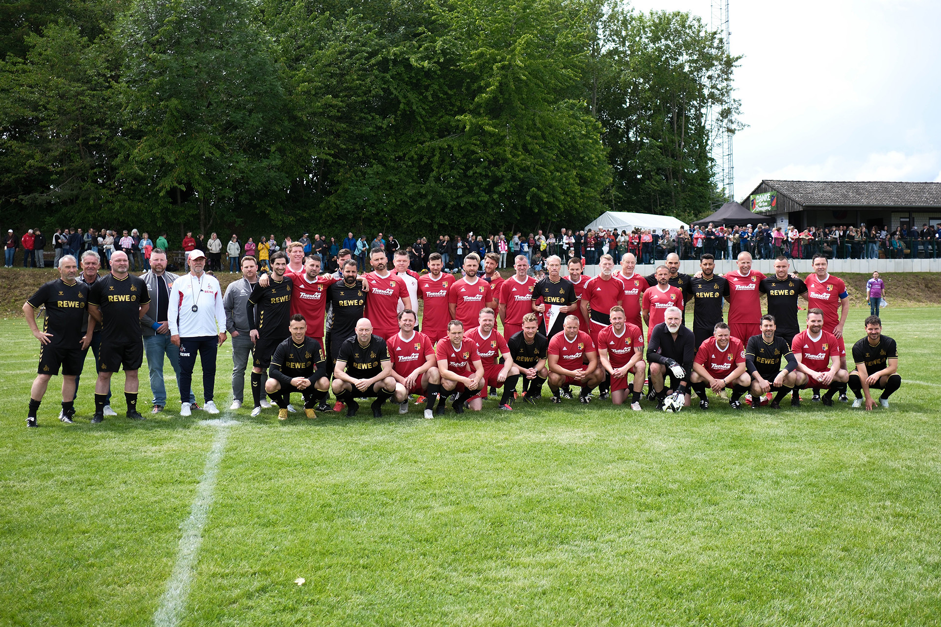 Mannschaftsfoto vor dem Benefizspiel: Zum 100. Geburtstag des SV Concordia Weyer traten die Altinternationalen des 1. FC Köln und die Landrat Ramers-Elf gegeneinander an. Foto: David Rosenbaum/Concordia Weyer/pp/Agentur ProfiPress
