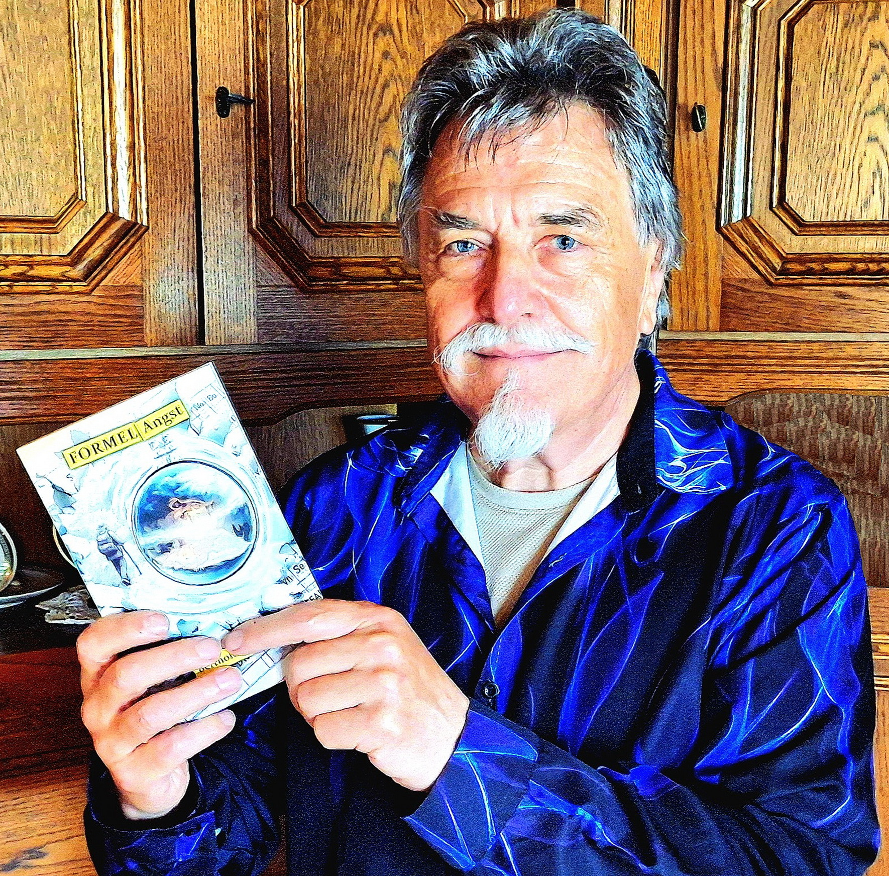 Der Kalterherberger Autor Berthold Thoma mit Berührungspunkten zu Mechernich stellt seinen neuen Roman „Formel Angst“ vor. Viele eigene Erfahrungen aus 34 Jahren Ardennenwallfahrt sind in das Buch eingeflossen. Foto: Privat/pp/Agentur ProfiPress