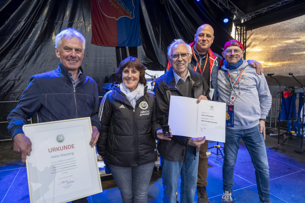 Vor den Bläck Fööss wurde geehrt: Fußballkreis-Vorsitzende Doris Mager zeichnete im Beisein von Concordia-Vorstand Jürgen Wassong (r.) die Mitglieder Heinz Wassong (v.l.), Peter Wassong und Thomas Metzen aus. Foto: Ronald Larmann/pp/Agentur ProfiPress