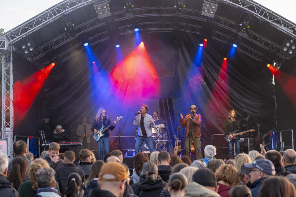 Ein Abend in Rot und Blau: Die Bläck Fööss sorgten mit ihrer Musik beim Jubiläumsfest des SV Concordia Weyer für kölsche Gänsehaut mitten in der Eifel. Foto: Ronald Larmann/pp/Agentur ProfiPress