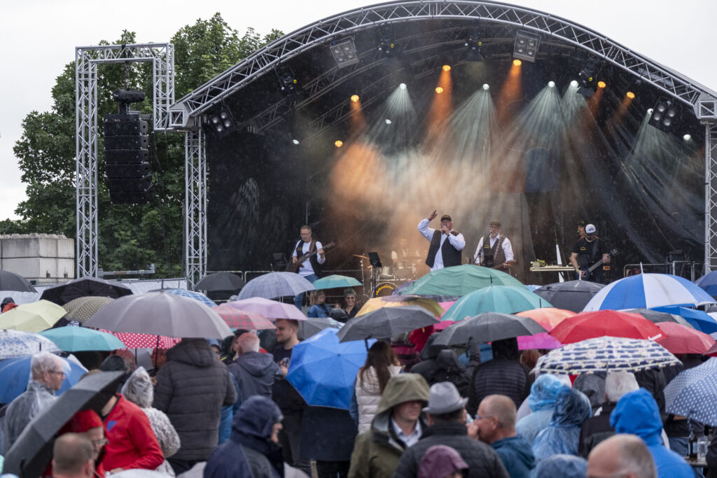 Regenschirme auf, wetterfeste Klamotten an: Die Lückenfüller waren trotz der Wetterkapriolen zu Beginn des Konzert ein fantastischer Opener. Foto: Ronald Larmann/pp/Agentur ProfiPress