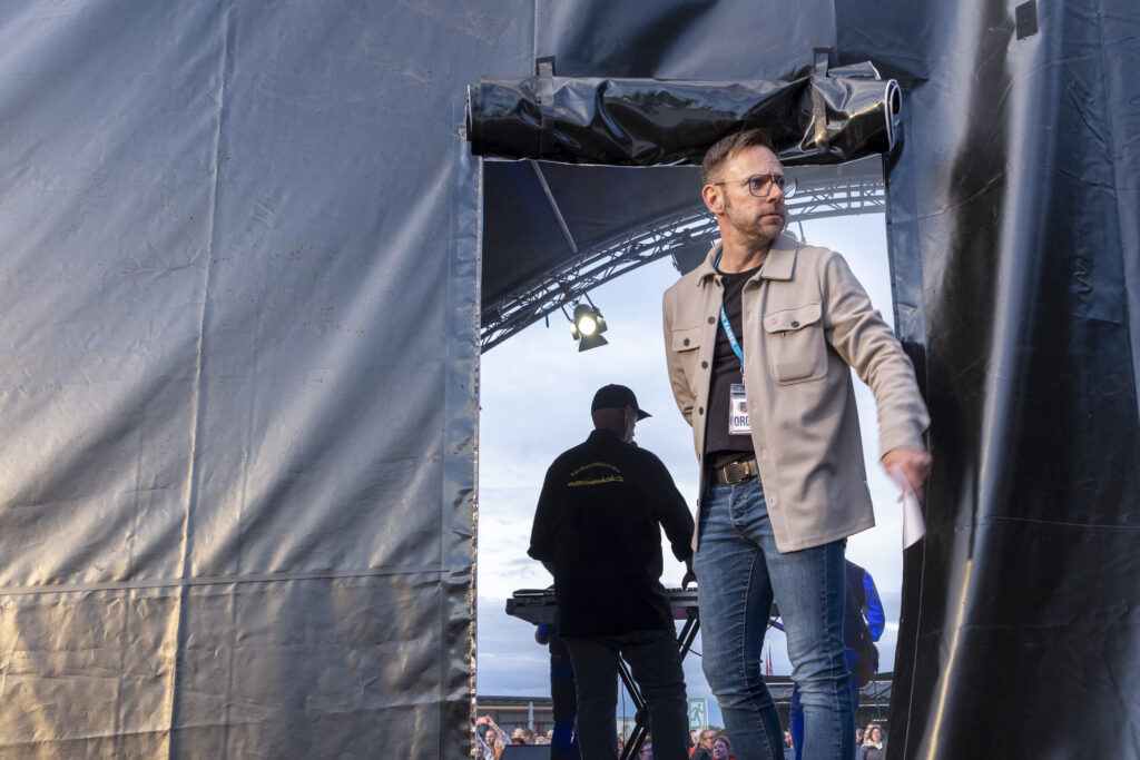 Wo sind denn die Bläck Fööss? Moderator Björn Wassong führte gekonnt durch den fantastischen Jubiläumsabend. Foto: Ronald Larmann/pp/Agentur ProfiPress