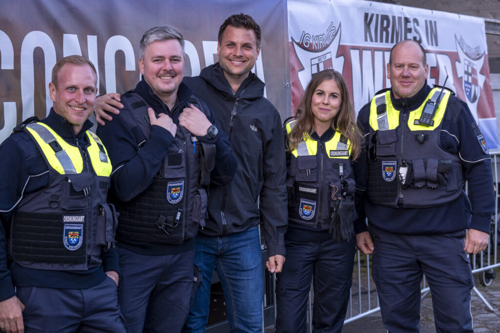 Bürgermeister Michael Fingel (M.) mit den Kolleginnen und Kollegen des Ordnungsamts, die wegen der Top-Organisation und der friedlichen Stimmung einen ruhigen Abend hatten. Foto: Ronald Larmann/pp/Agentur ProfiPress