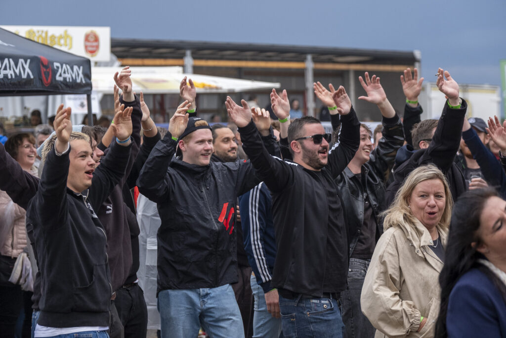 Beste Stimmung herrschte von Beginn an auf dem Weyerstein. Die Optimisten trugen sogar Sonnenbrille im Regen und sollten am Ende Recht behalten. Foto: Ronald Larmann/pp/Agentur ProfiPress