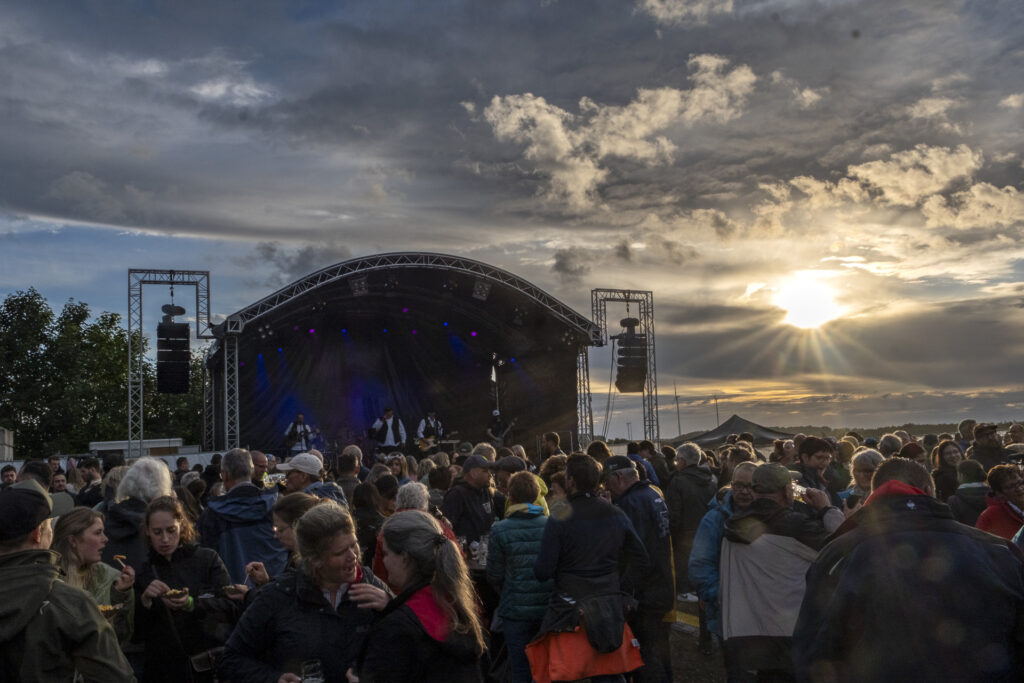 Die Lückenfüller schafften es sogar, die Sonne herbeizusingen. Sie kämpfte sich am Abend durch die Regenwolken und tauchte den Weyerstein in herrliches Licht. Foto: Ronald Larmann/pp/Agentur ProfiPress