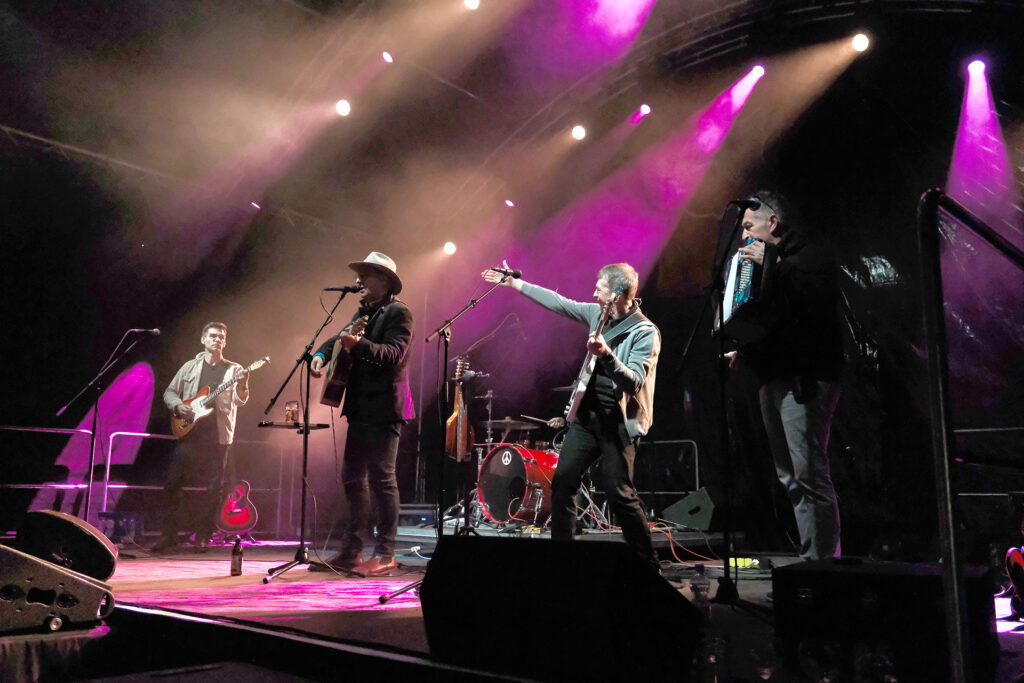 Die Band „Wibbelstetz“ um Frontmann Günter Hochgürtel rockte nach den Bläck Fööss die Bühne am Weyerstein und machte den Abend perfekt. Foto: David Rosenbaum/Concordia Weyer/pp/Agentur ProfiPress