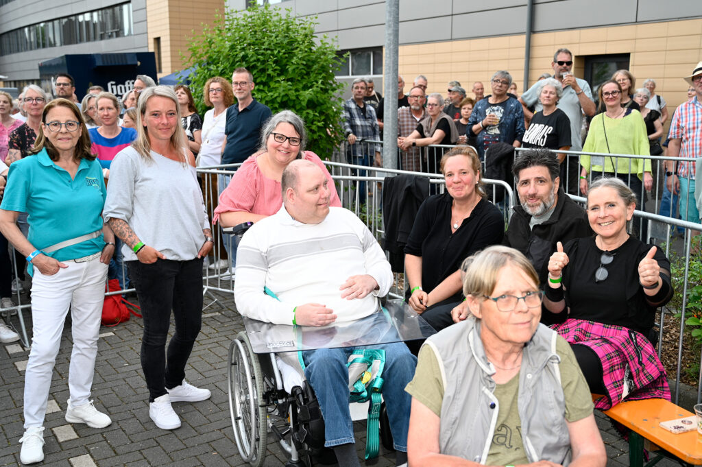 Auch die Schwerst- und Langzeitpflege des Sozialwerk Communio in Christo e.V. hatte wieder Freikarten samt besten Plätzen bekommen. Hier mit Petra Himmrich (l.). Foto: Henri Grüger/pp/Agentur ProfiPress