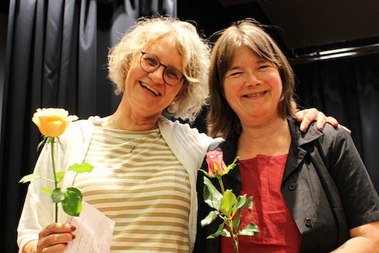 Die Chorleiterinnen der beiden Schulchöre, Kirsten Welsch, (l.) und Dr. Antje Lehmhus freuten sich über die gute Resonanz bei der gelungenen Premiere eines gemeinsamen Chor-Sommer-Konzertes in Mechernich. Foto: Bernhard Karst/GAT/pp/Agentur ProfiPress
