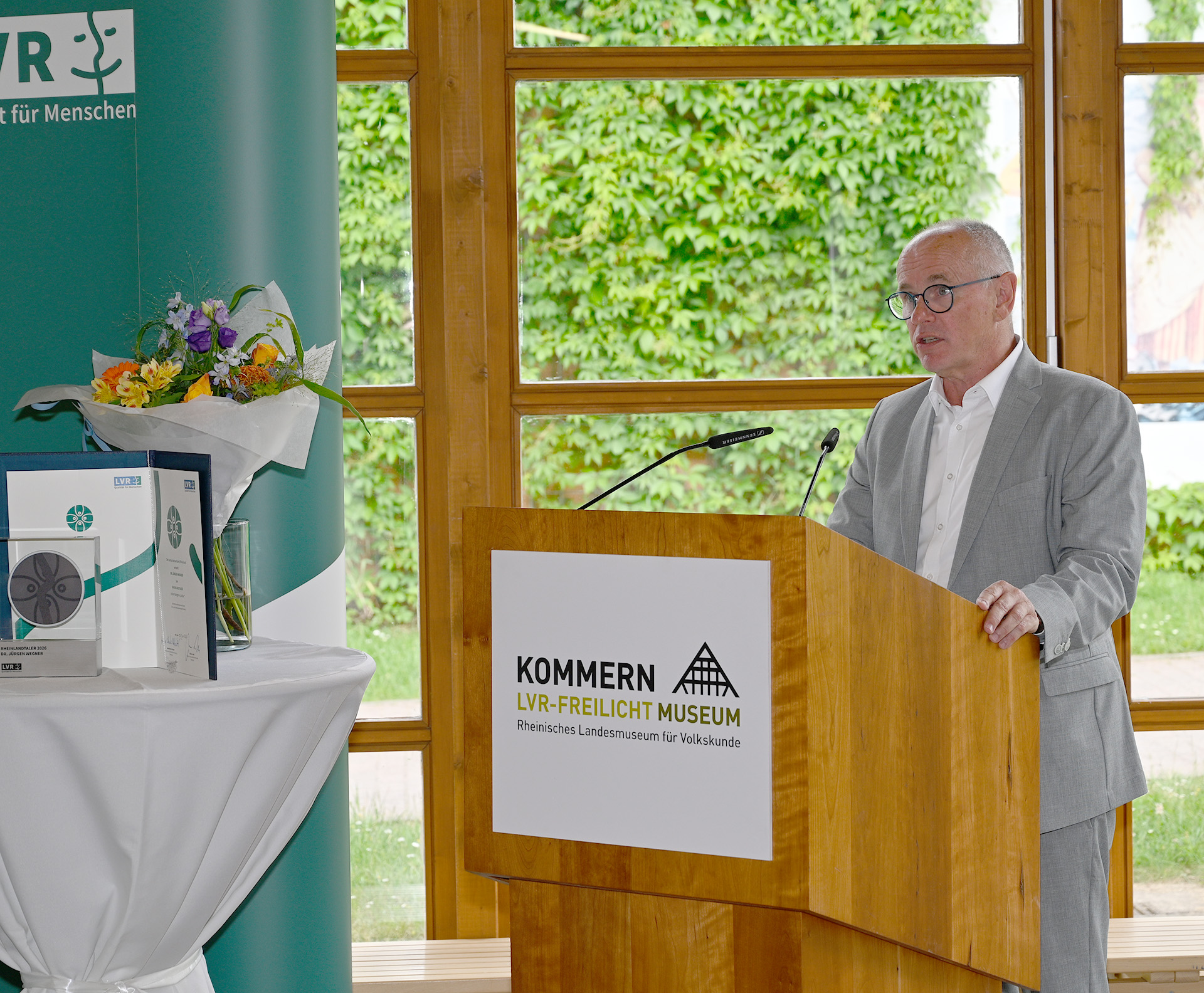 Ralf Claßen würdigte und gratulierte Dr. Wegner von Seiten des Kreises. Foto: Henri Grüger/pp/Agentur ProfiPress