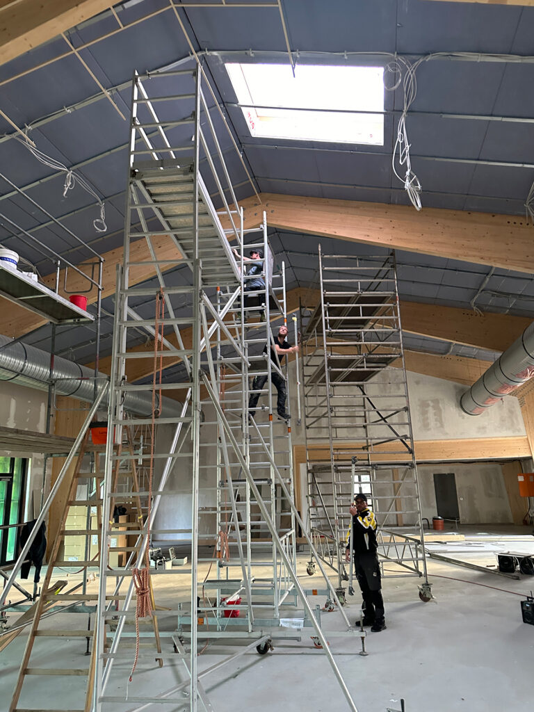 Gut gerüstet: Auch an der Deckenkonstruktion legten die freiwilligen Helfer mit Hand an. Foto: privat/pp/Agentur ProfiPress