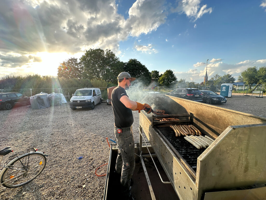 Wer arbeitet, benötigt Energie: Zünftige Verpflegung für die fleißigen Helfer kam vom Grill. Foto: privat/pp/Agentur ProfiPress