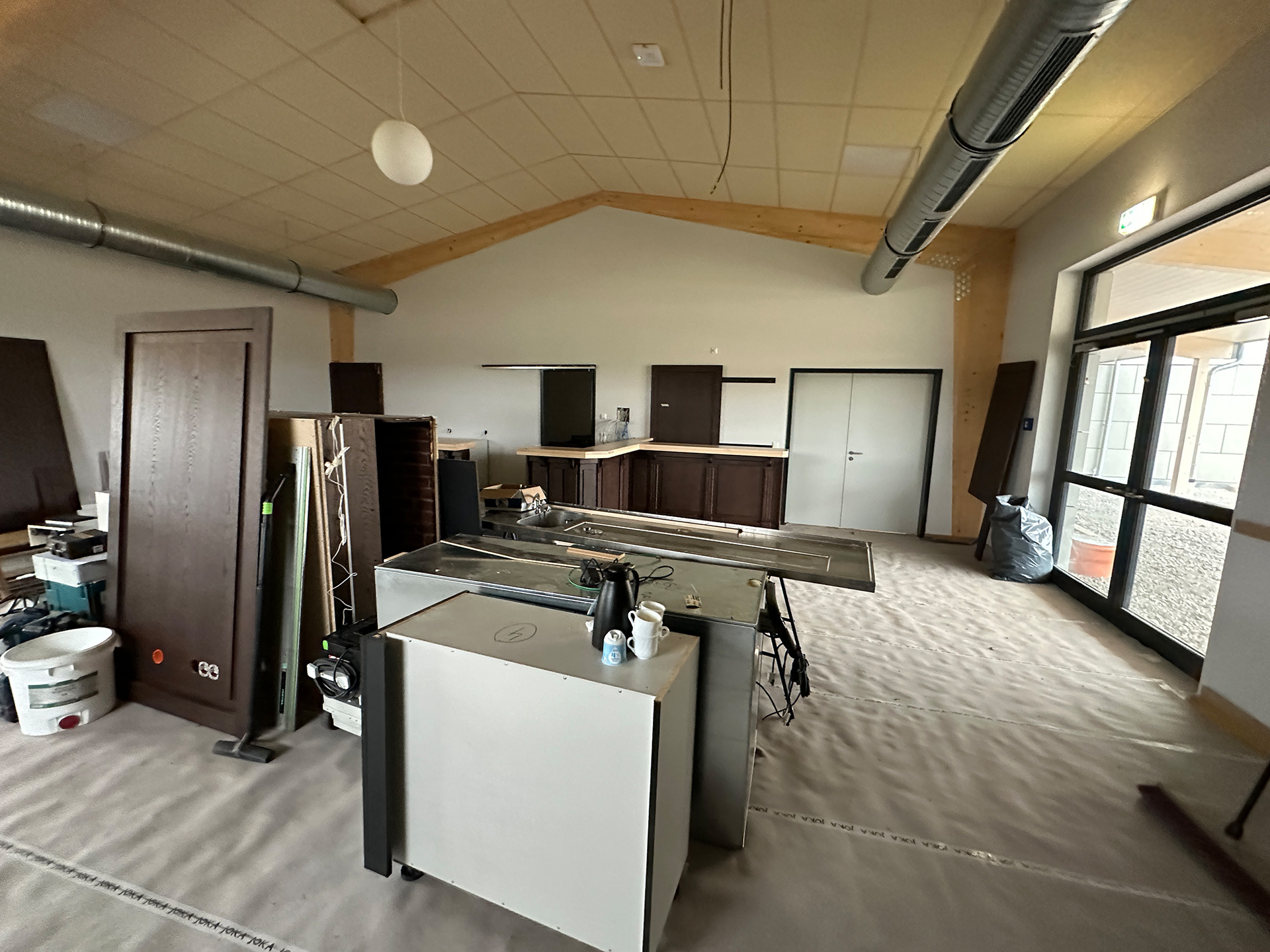 Noch in Einzelteilen: Inzwischen sind Theke und Mobiliar aufgebaut und werden reichlich genutzt. Foto: privat/pp/Agentur ProfiPress