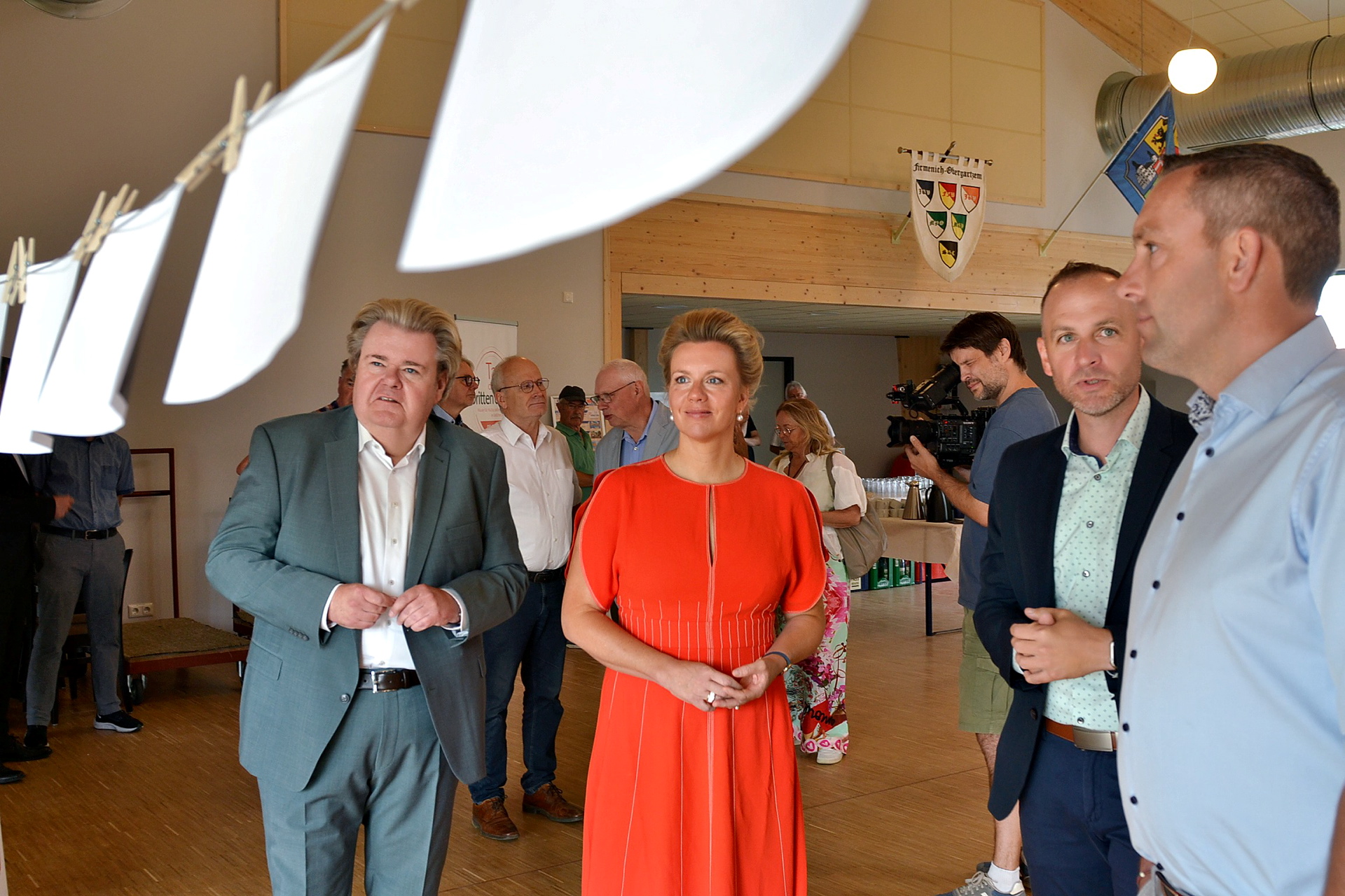 NRW-Ministerin Ina Brandes besuchte das Projekt im Juli 2025, hier gemeinsam mit MdL Klaus Voussem (v. l.), dem damaligen DODO-Geschäftsführer Tobias Heidemann und dem Vereinskartellvorsitzenden Jens Breuer. Foto: Cedric Arndt/pp/Agentur ProfiPress 