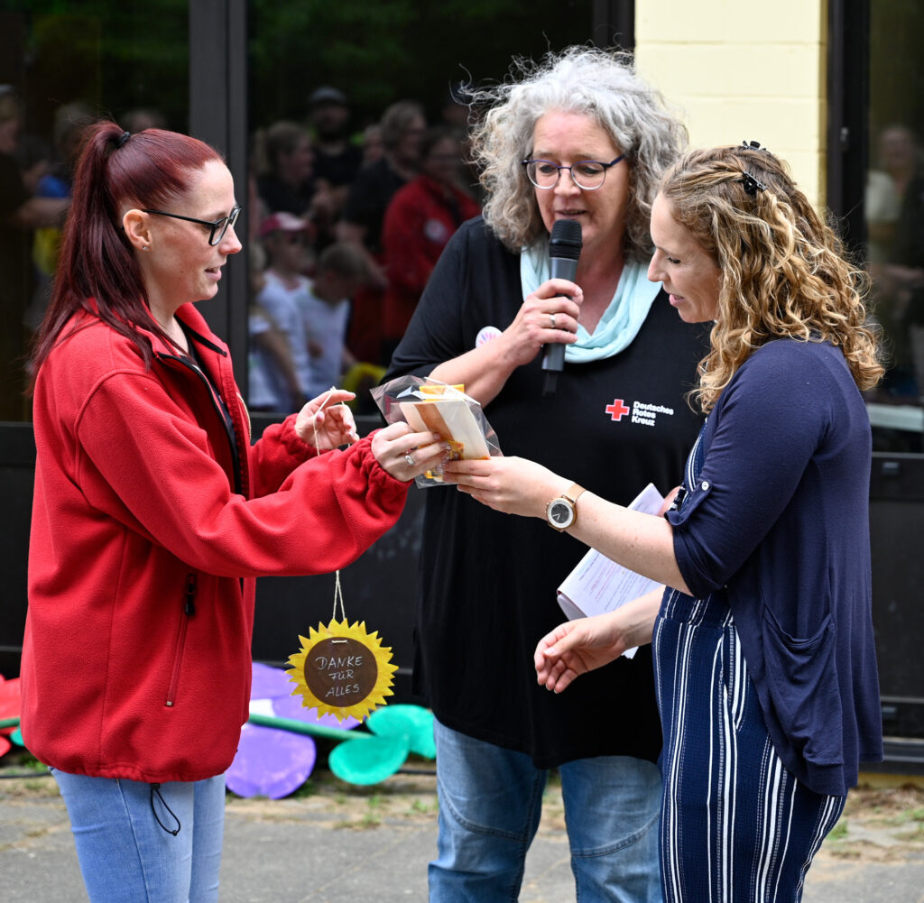 Karoline Raschke (r.) bekam für das großartige Einüben des Tanzes und für die Arbeit im Orga-Team kleine Präsente und einen der schönen Sonnenblumen-Orden von Michaela Mevissen (m.) und Christina Kuhn. Foto: Henri Grüger/pp/Agentur ProfiPress