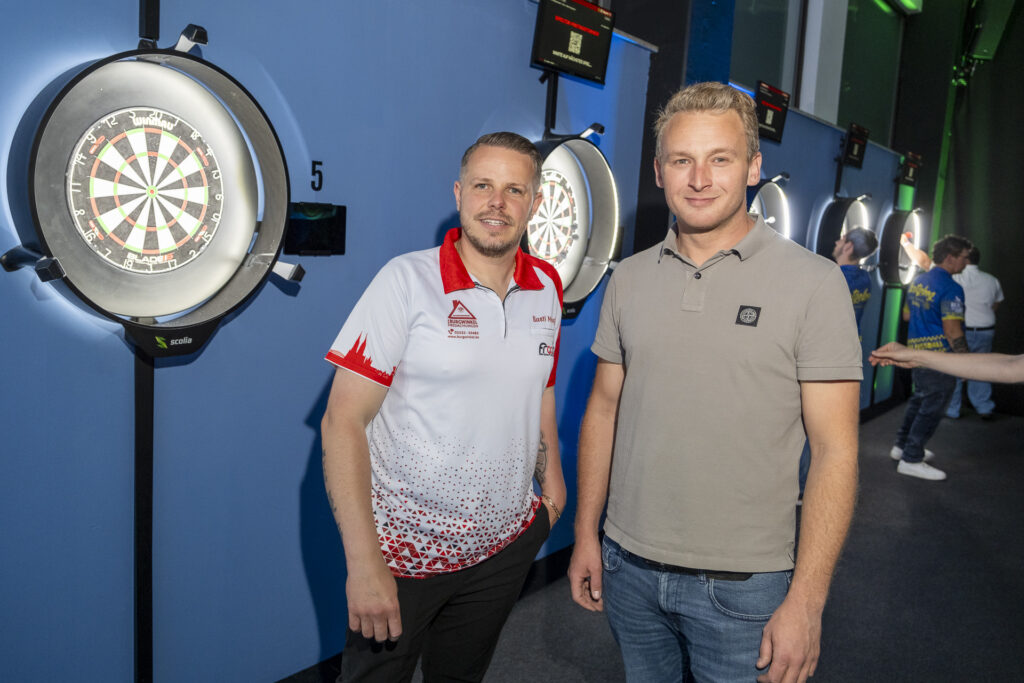 Freuen sich über den Erfolg der Veranstaltung: Betreiber Roland Barth (r.) und Turnierleiter Basti Nowak vor einem den hochmodernen Scolia-3K-Boards in der Erlebniswelt Eifeltor. Foto: Ronald Larmann/pp/Agentur ProfiPress