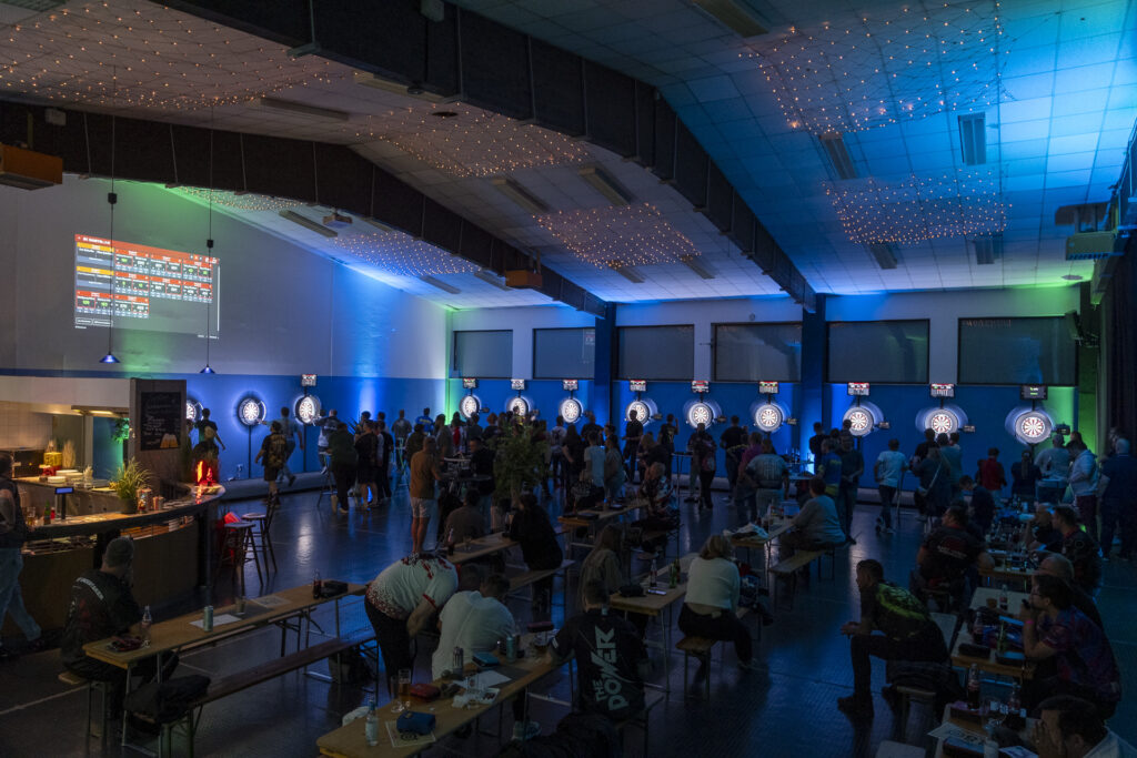Top-Bedingungen und tolle Atmosphäre: Die große Halle bot mit zehn Scolia-3K-Boards, zwei Übungsplätzen und viel Raum für Zuschauer und Spieler beste Voraussetzungen für einen gelungenen Turnierabend. Foto: Ronald Larmann/pp/Agentur ProfiPress