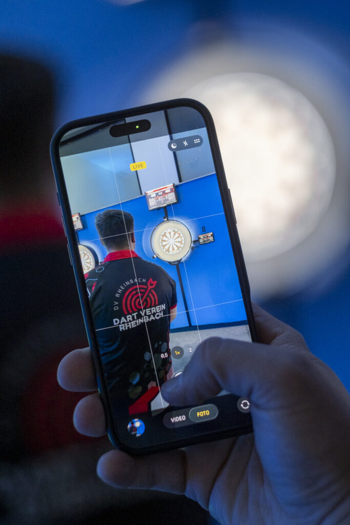 Dartsport im digitalen Zeitalter festgehalten mit dem Handy: Dank moderner Scolia-Technik werden Würfe und Spielstände automatisch erfasst und live ausgewertet. Foto: Ronald Larmann/pp/Agentur ProfiPress