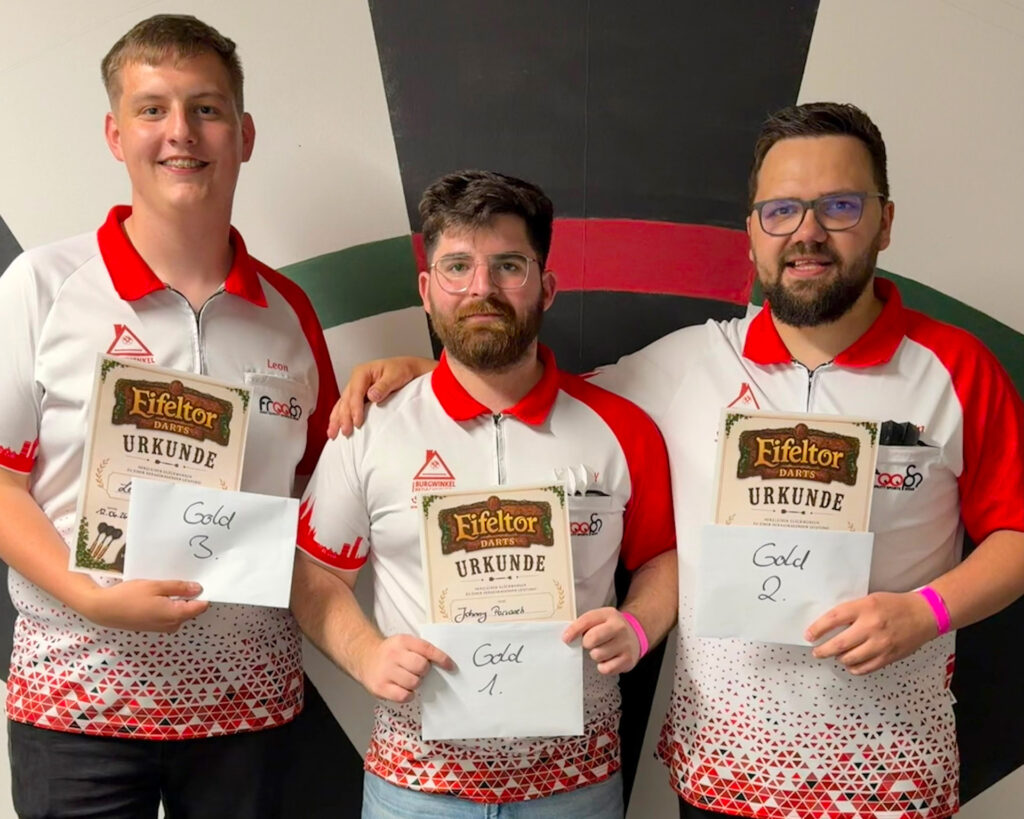 Die Bestplatzierten des Hauptturniers (v.l.): Leon Ebmeier (3. Platz), Turniersieger Johnny Parvaneh und Marvin Gemein (2. Platz). Foto: Basti Nowak/pp/Agentur ProfiPress