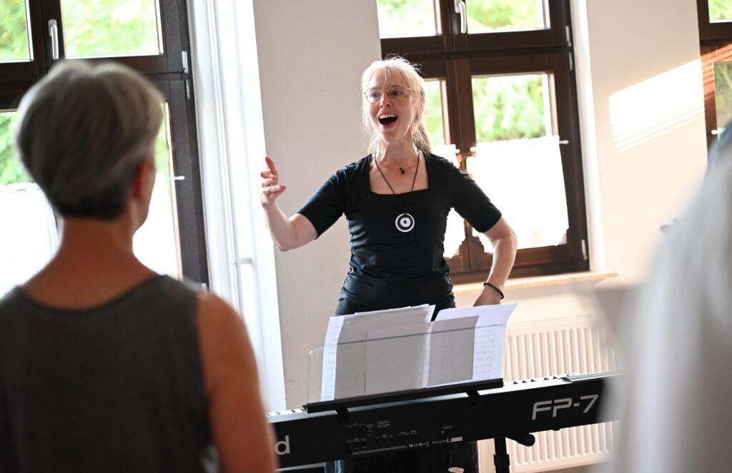 Dr. Nicole Besse in Aktion: Geboren wurde sie in Lüdinghausen, 1985 kam sie als 15-Jährige nach Mechernich. Schon 1986 stand sie mit dem Chor in Verbindung, der damals noch Rhythmuschor Eiserfey hieß: Bei einem Gastspiel in Mechernichs französischer Partnerstadt Nyons trat sie mit dem Ensemble auf. Nun kehrt sie als musikalische Leiterin zurück. Foto: Manfred Lang/pp/Agentur ProfiPress