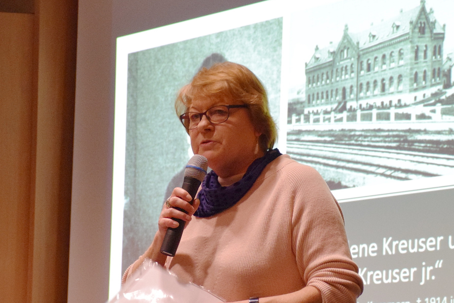 Historikerin Dr. Gabriele Rünger stellte bei einem Vortrag im  Mechernicher Rathaus Leben und Wirken der Stifterin Helene Kreuser sowie die Geschichte des Mechernicher Kreuserstifts vor. Foto: Kirsten Röder /pp/Agentur ProfiPress