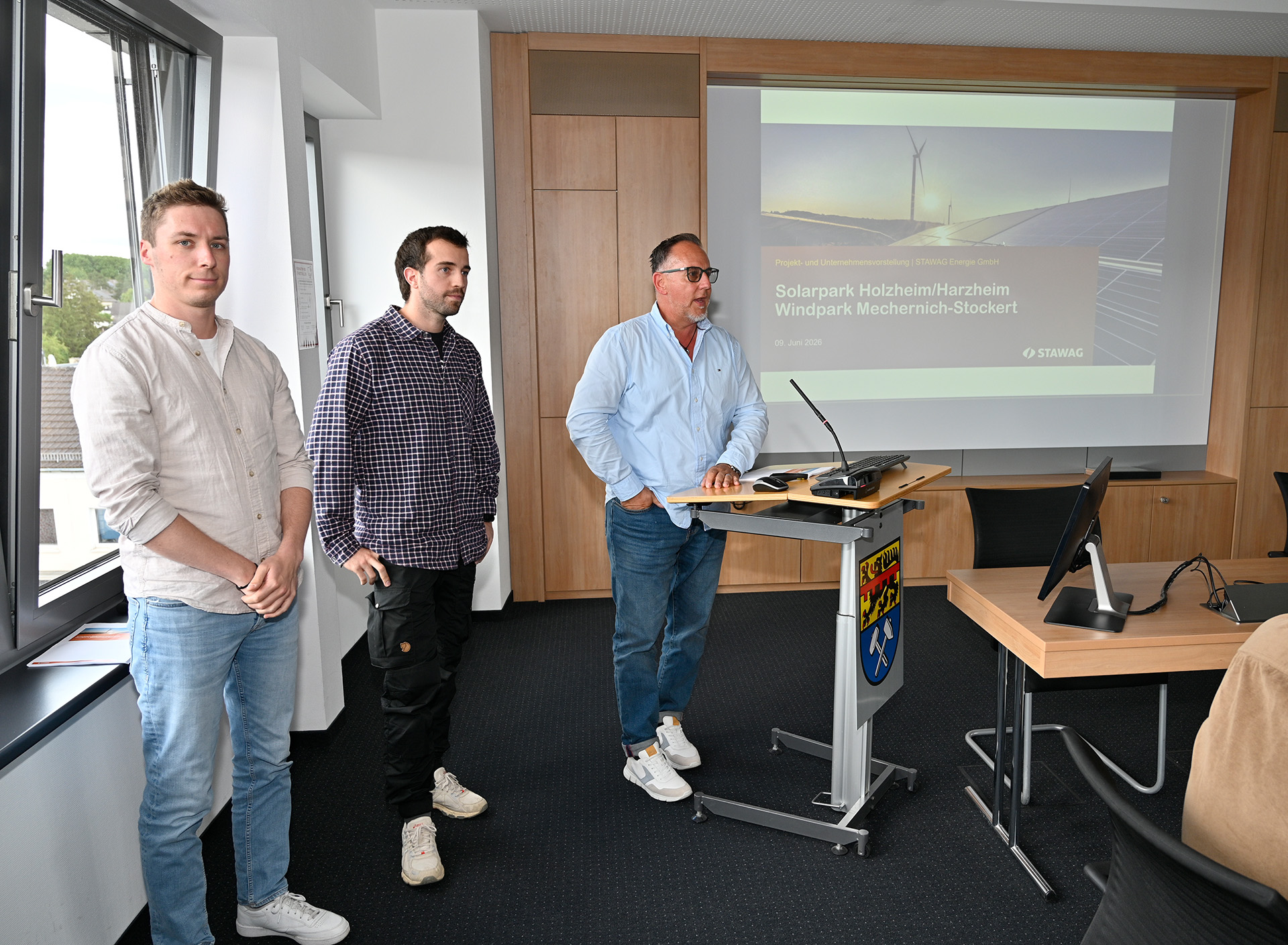 Stellten die neuen STAWAG-Bauprojekte im Mechernicher Ausschuss vor: (v. r.) Thorsten Hamm, Flächenentwickler PV und Wind, Jo Kraus, Projektentwickler PV, und Nils Eicker, Projektentwickler Wind. Foto: Henri Grüger/pp/Agentur ProfiPress