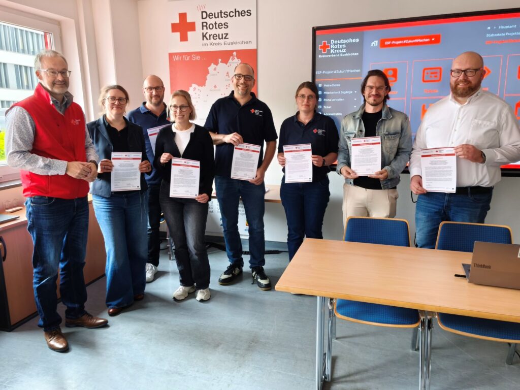 Die Zertifikate erhielten alle Team-Mitglieder (hier das Team Wissensmanagement) aus den Händen von DRK-Kreisgeschäftsführer Rolf Klöcker (2.v.l.) und Projektleiter Boris Brandhoff (r.). Das #ZukunftMachen-Team hatte die Auszeichnungen vorbereitet. Foto: Kerstin Rottland/pp/Agentur ProfiPress