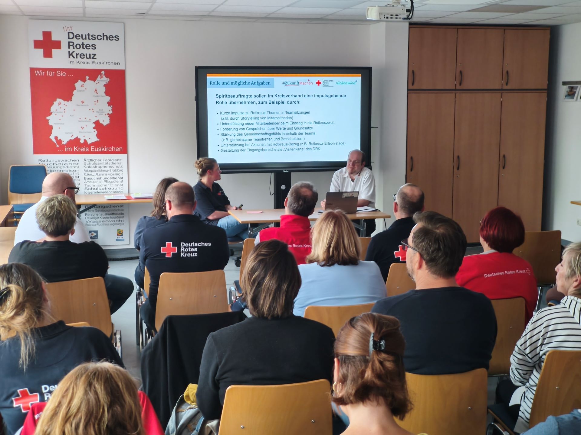 Beim Review zum Ende des zweiten Projektzyklus von #Zukunft machen stellten alle vier Teams (hier das Team „Führungs- und Konfliktkultur“) nacheinander die Zwischenergebnisse vor. Foto: Kerstin Rottland/pp/Agentur ProfiPress