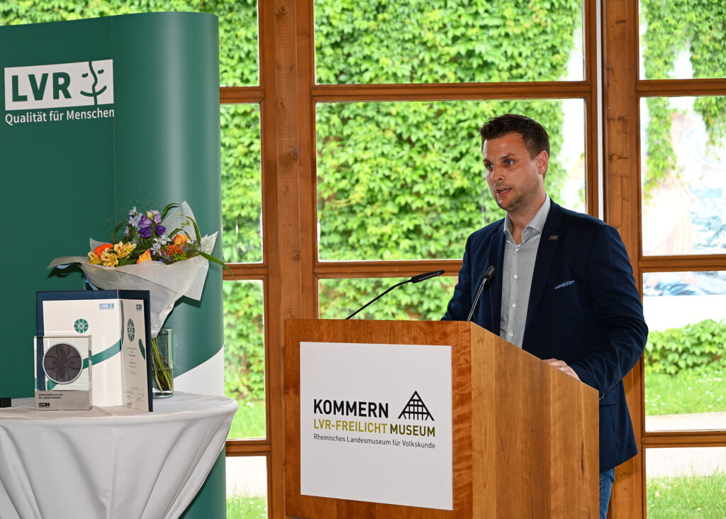 Für die Stadt sprach Bürgermeister Michael Fingel dem Geehrten Glückwünsche aus. Foto: Henri Grüger/pp/Agentur ProfiPress