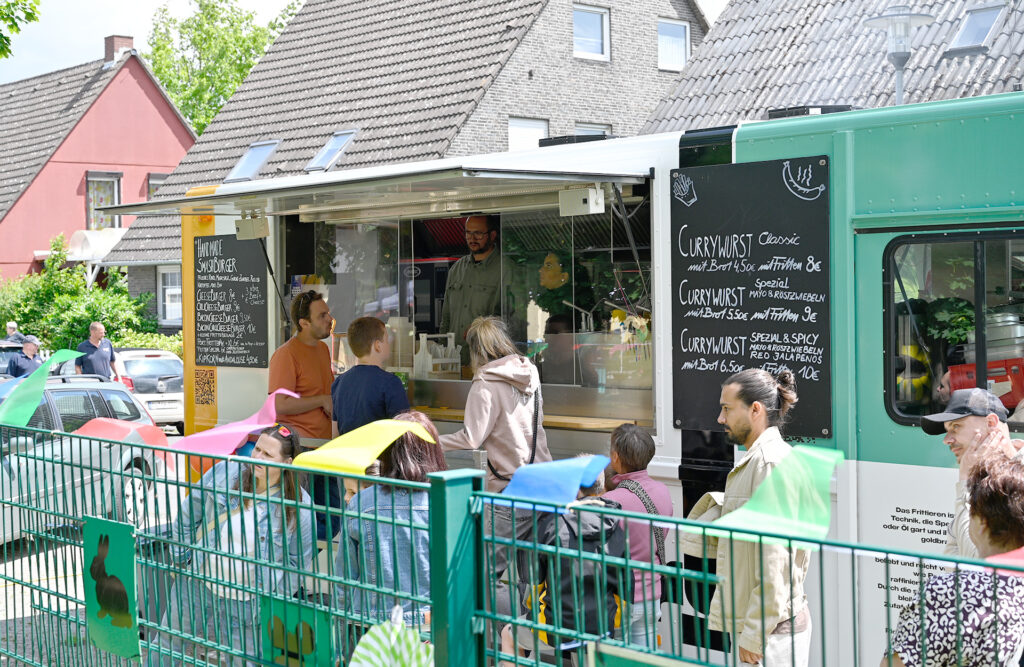 Ein Herzenswunsch der Kinder wurde mit knusprigen Pommes vom Foodtruck erfüllt. Foto: Henri Grüger/pp/Agentur ProfiPress