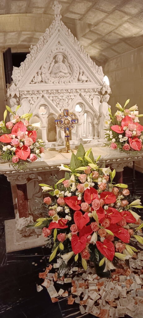 Am Grab des heiligen Willibrord: Blumen, Kerzen und Geldspenden schmückten die Krypta der Echternacher Basilika, Zielpunkt der weltberühmten Springprozession. Foto: Erik Pühringer/pp/Agentur ProfiPress