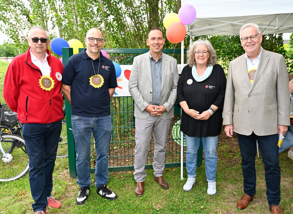 Die Einrichtungsleiterin Michaela Mevissen (2. v. r.) mit Ehrengästen: (v. l.) Karl-Werner Zimmermann (Vorsitzender DRK-Kreisverband Euskirchen), Ralf Krutwig (Bereichsleiter Kindertagesstätten), Dino Steuer (Bürgermeister von Weilerswist) und Ortsbürgermeister René Bertram. Foto: Henri Grüger/pp/Agentur ProfiPress