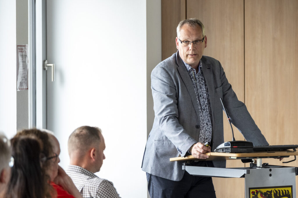Im Ausschuss für Planung, Verkehr, Umwelt und Klimaschutz stellte Stefan Mysliwitz, Gebietsmanager der Deutschen Telekom und Vertreter der Glasfaser Plus, die Pläne für den geförderten Glasfaserausbau im Stadtgebiet vor. Foto: Ronald Larmann/pp/Agentur ProfiPress