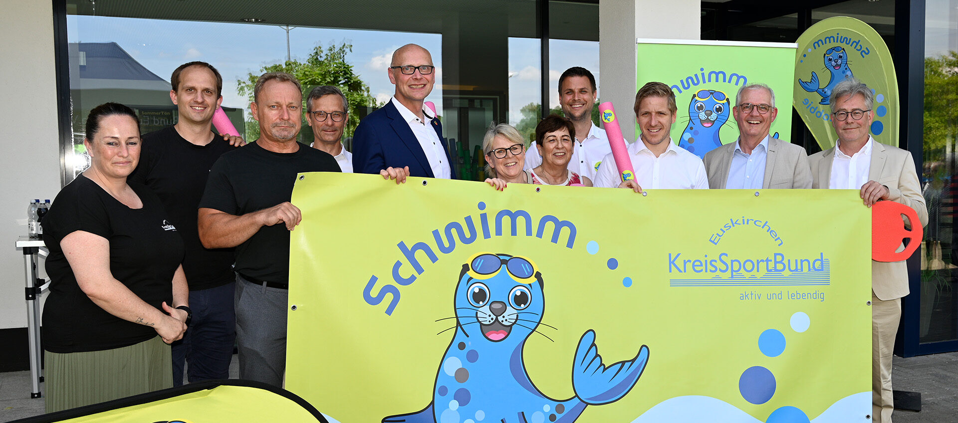 Gut gelaunt präsentierten die Vertreterinnen und Vertreter aus Politik, Vereinen und Sponsoren das neue Schwimmprojekt „Kleine Wellen – Große Schwimmer“ in den Sommerferien. Alle Plätze sind schon vergeben. Foto: Henri Grüger/pp/Agentur ProfiPress