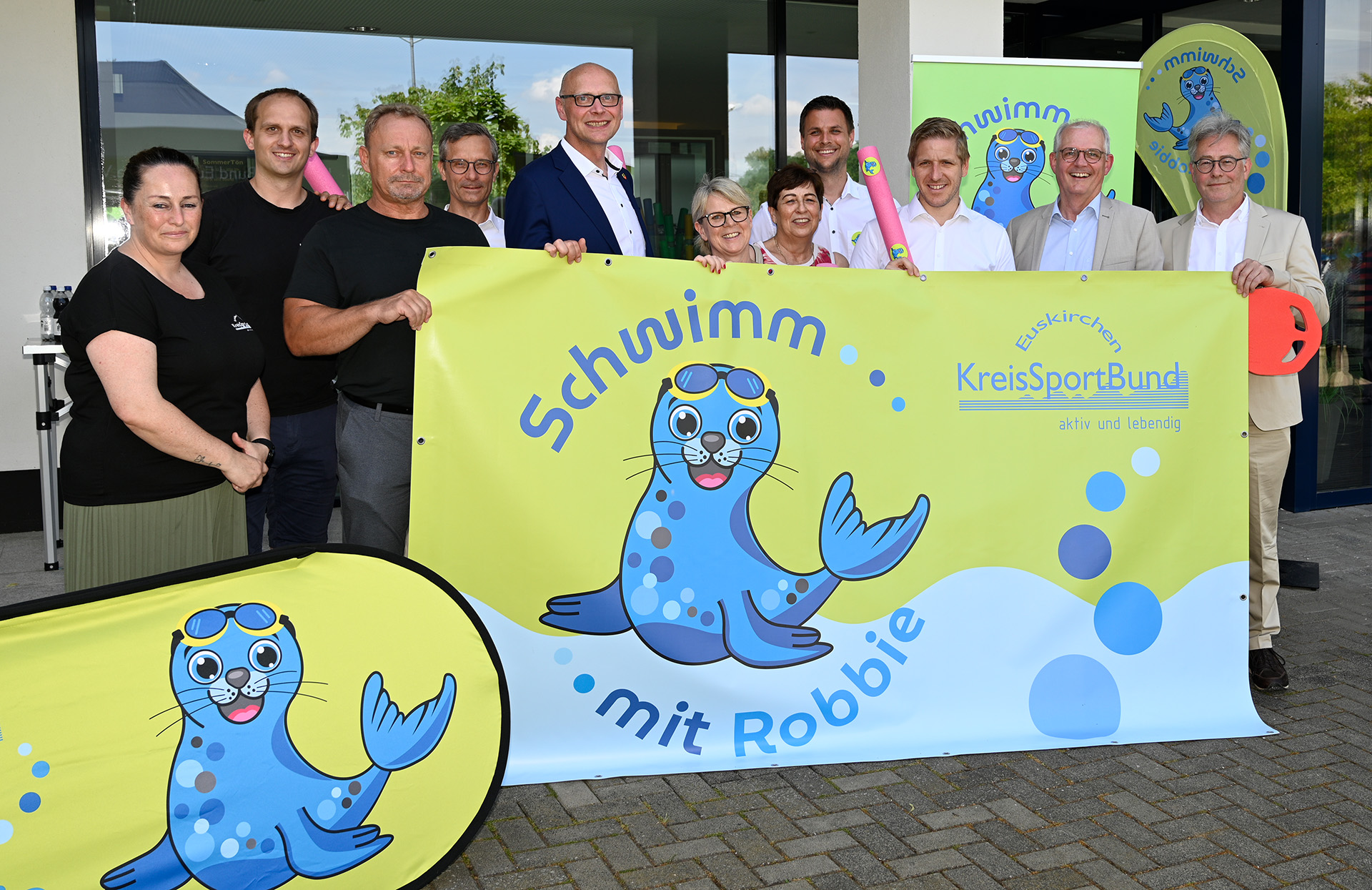 Gut gelaunt präsentierten die Vertreterinnen und Vertreter aus Politik, Vereinen und Sponsoren das neue Schwimmprojekt „Kleine Wellen – Große Schwimmer“ in den Sommerferien. Alle Plätze sind schon vergeben. Foto: Henri Grüger/pp/Agentur ProfiPress