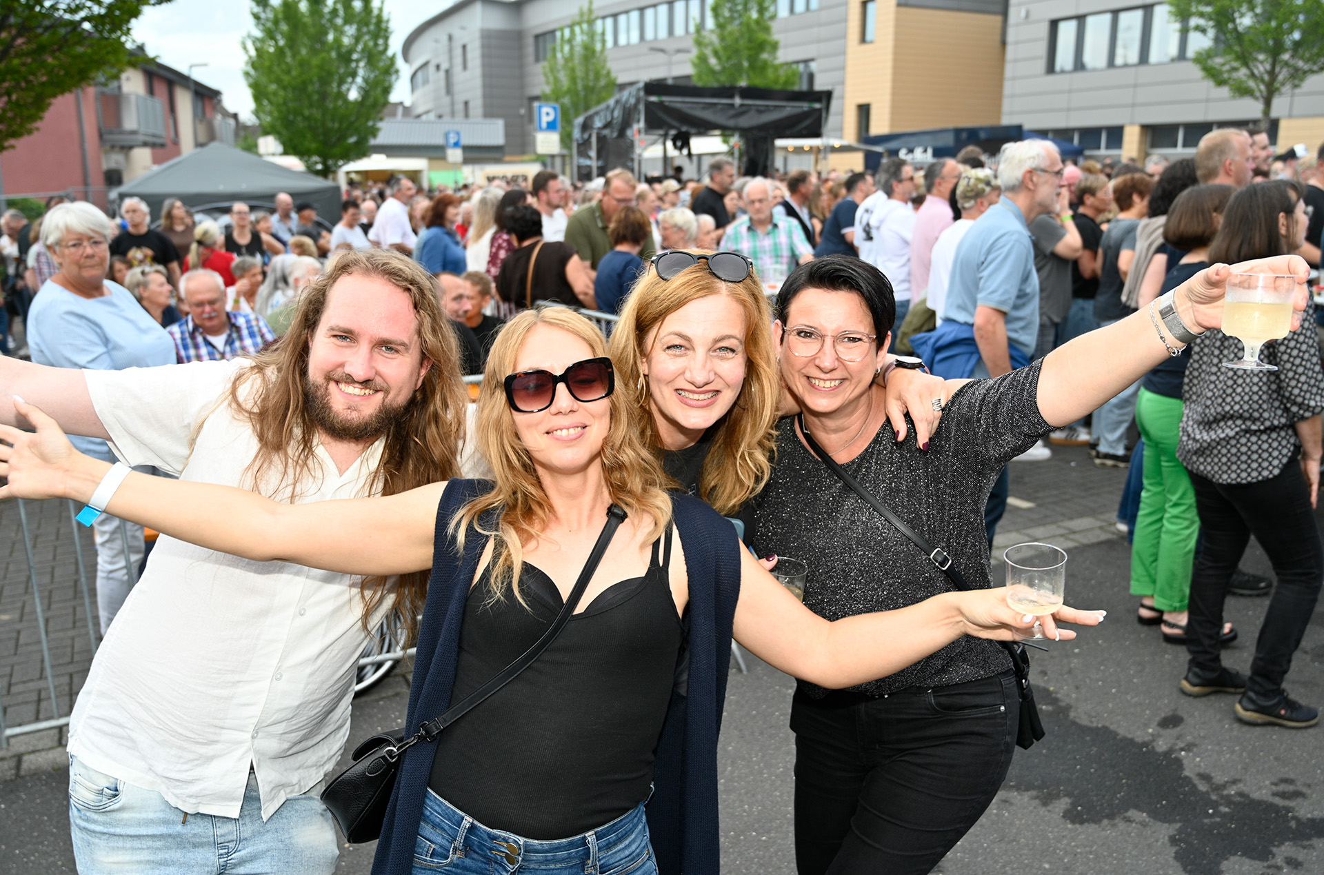 Nicht nur die anwesenden Mitarbeiterinnen und Mitarbeiter der Stadtverwaltung waren super drauf. Foto: Henri Grüger/pp/Agentur ProfiPress