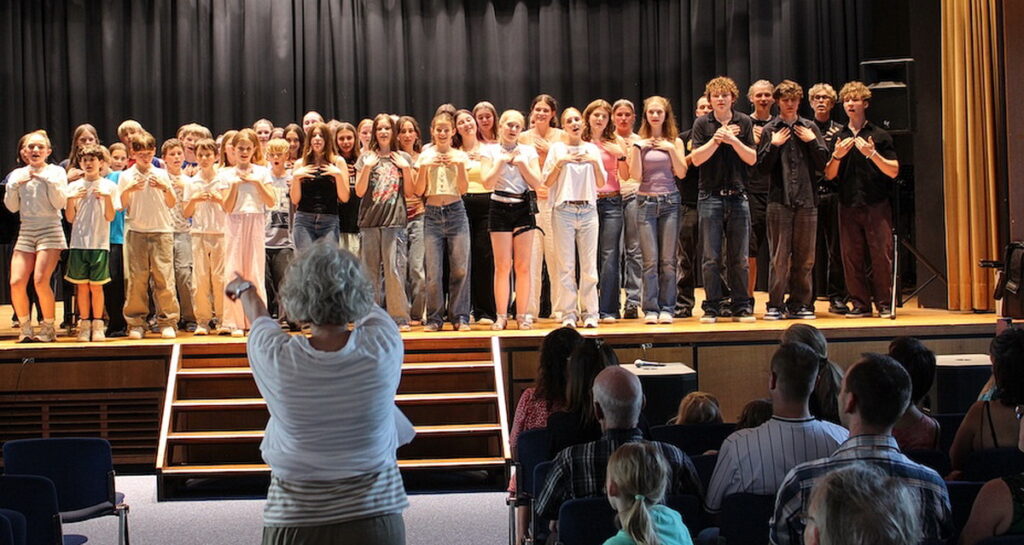 Der „Hard Chor“ des St.-Michael-Gymnasiums Bad Münstereifel riss das Publikum mit modernen Songs und viel Spielfreude mit. Foto: Bernhard Karst/GAT/pp/Agentur ProfiPress