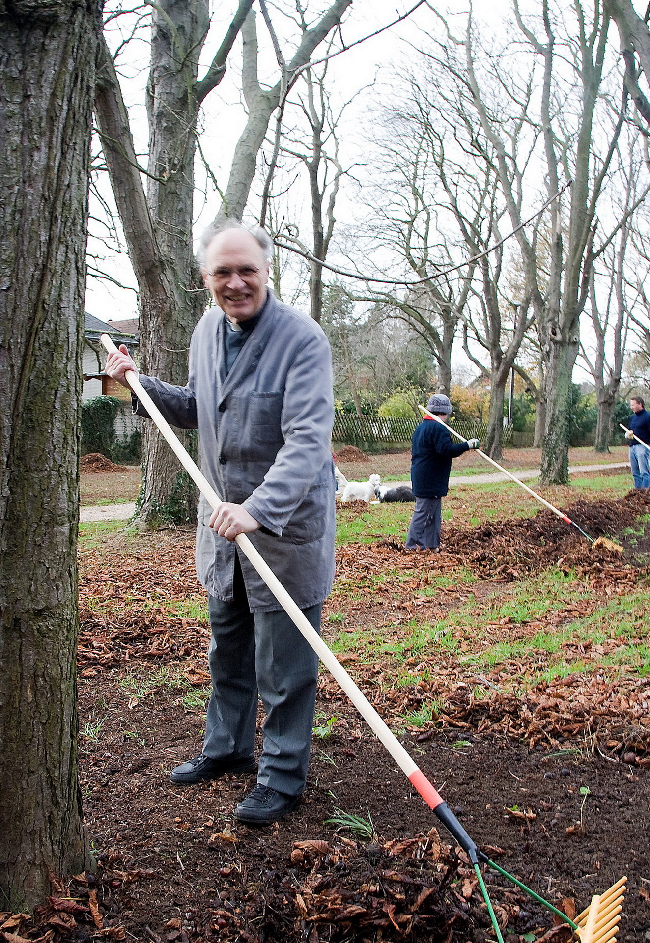 Felix Dörpinghaus, der Wahl-Wachendorfer, im freiwilligen Arbeitseinsatz in der berühmten Kastanienallee, in der die Bürger Miniermotten bekämpfen. Archivfoto: Thomas Schmitz/pp/Agentur ProfiPress